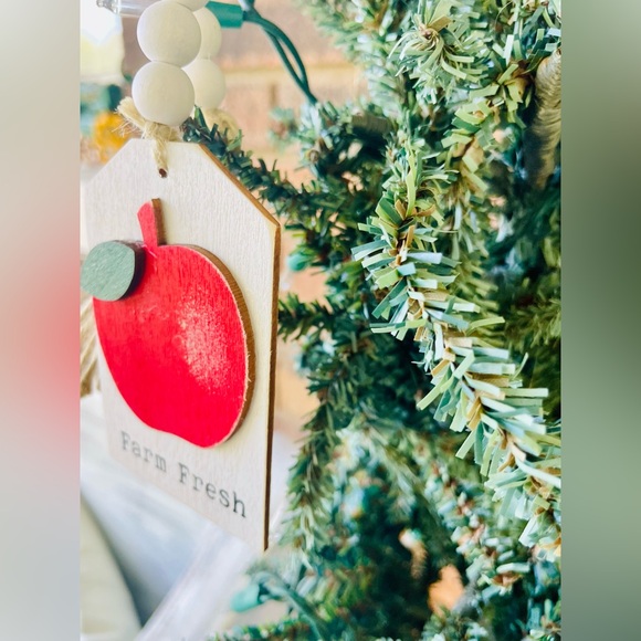 *White Beaded “Farm Fresh” Apple Tag Garland - Picture 11 of 13